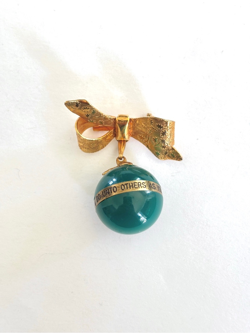 Vintage Golden Rule green teal marble brass band bow brooch pin - Picture 10 of 10